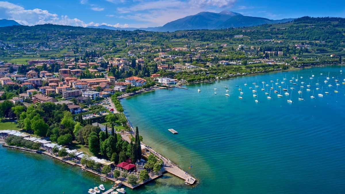 Guida Pratica per Arrivare a Bardolino: Scopri il Fascino della Sponda Veneta del Lago di Garda