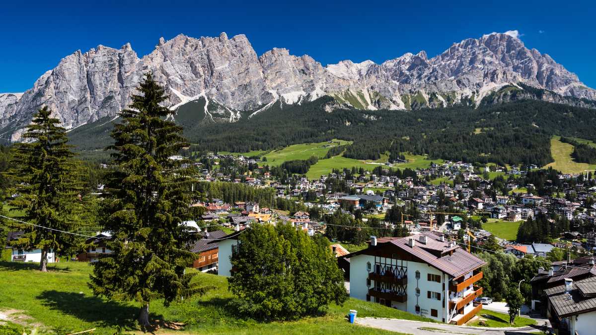 Un'Avventura di 7 Giorni a Cortina d'Ampezzo: La Regina delle Dolomiti
