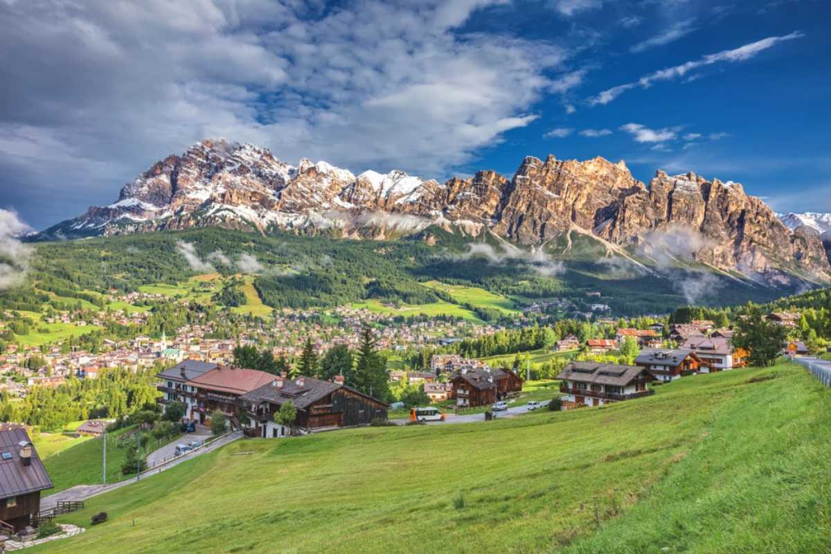 Vista panoramica di Belluno con le Dolomiti sullo sfondo