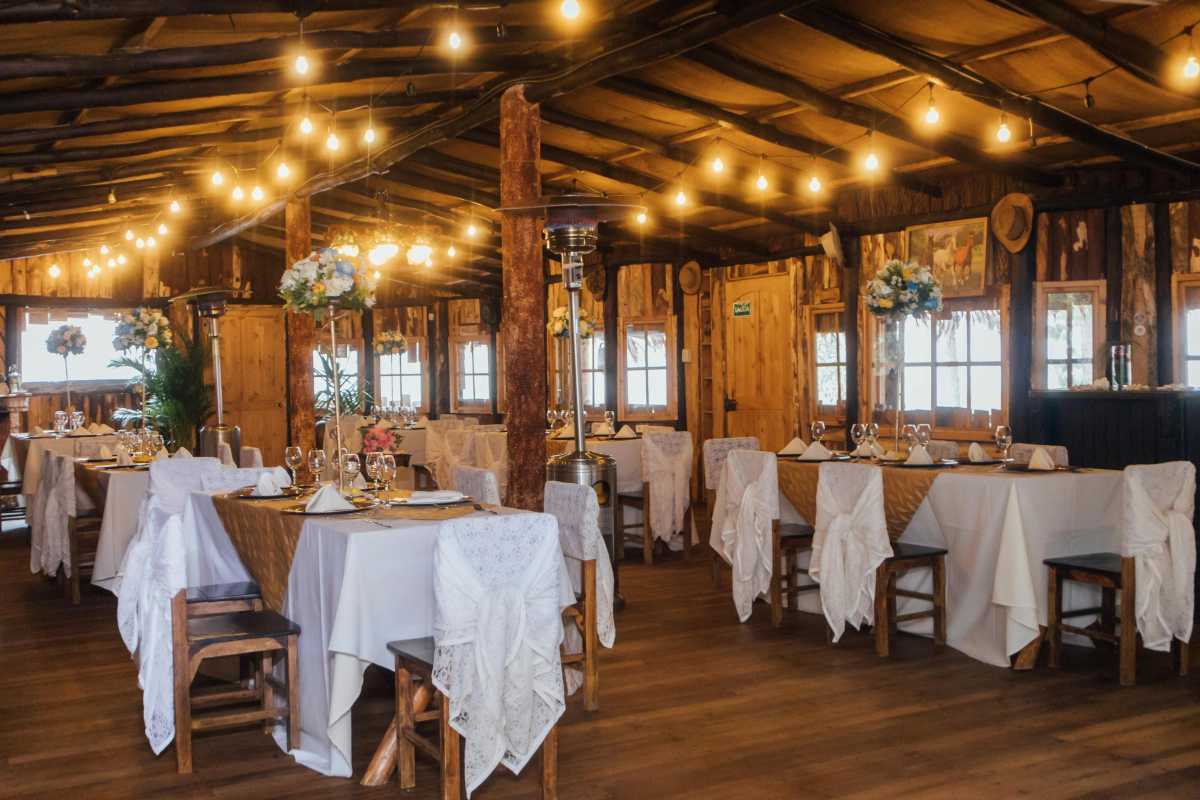 Interno di un rifugio a Cortina d'Ampezzo con piatti tipici