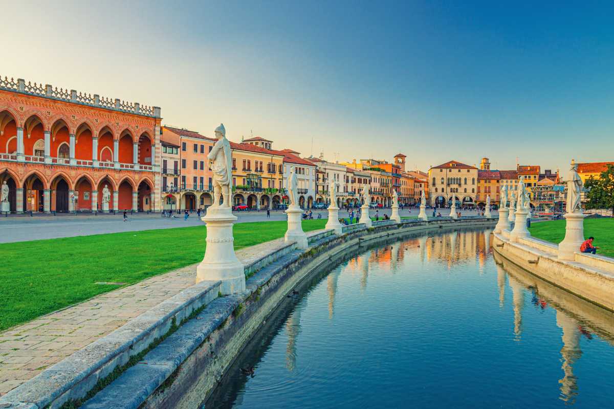 Panorama di Padova con vista su monumenti storici e piazze, includi elementi caratteristici della città