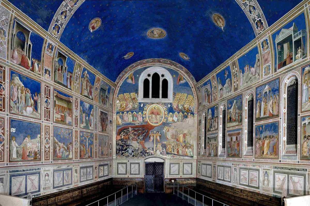 Interno della Cappella degli Scrovegni con affreschi di Giotto, evidenzia la bellezza artistica