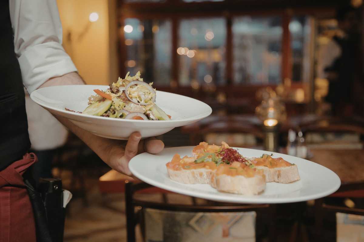 Vista panoramica del Lago di Garda con ristoranti tipici di Bardolino