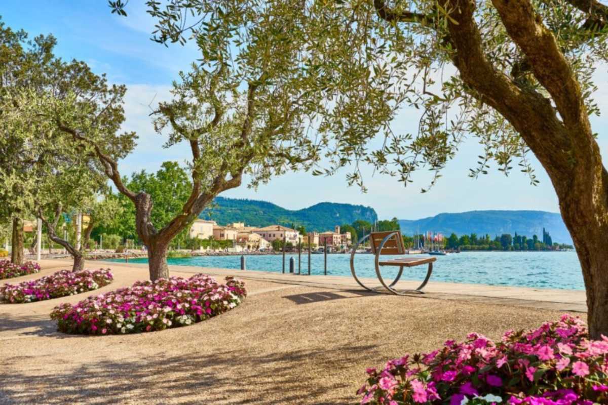 Mercatini di Natale a Bardolino con luci festive