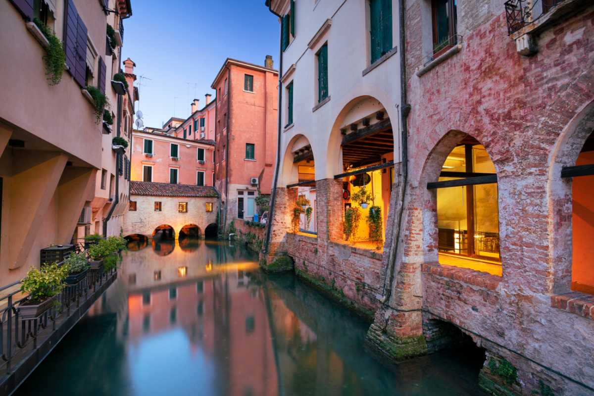 Panorama di Treviso con i canali e i portici affrescati