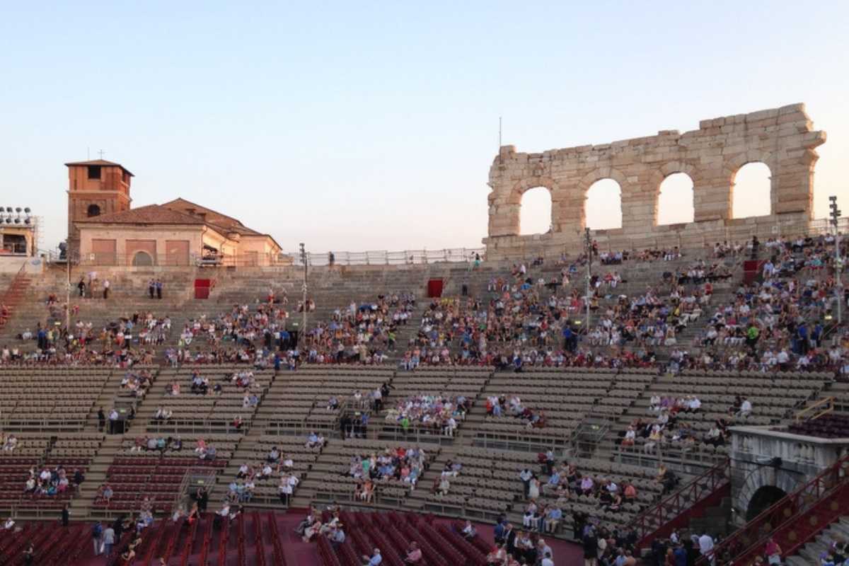 Dettagli dell'Esposizione Universale in Verona nel 2026, include il logo e un'immagine iconica della città