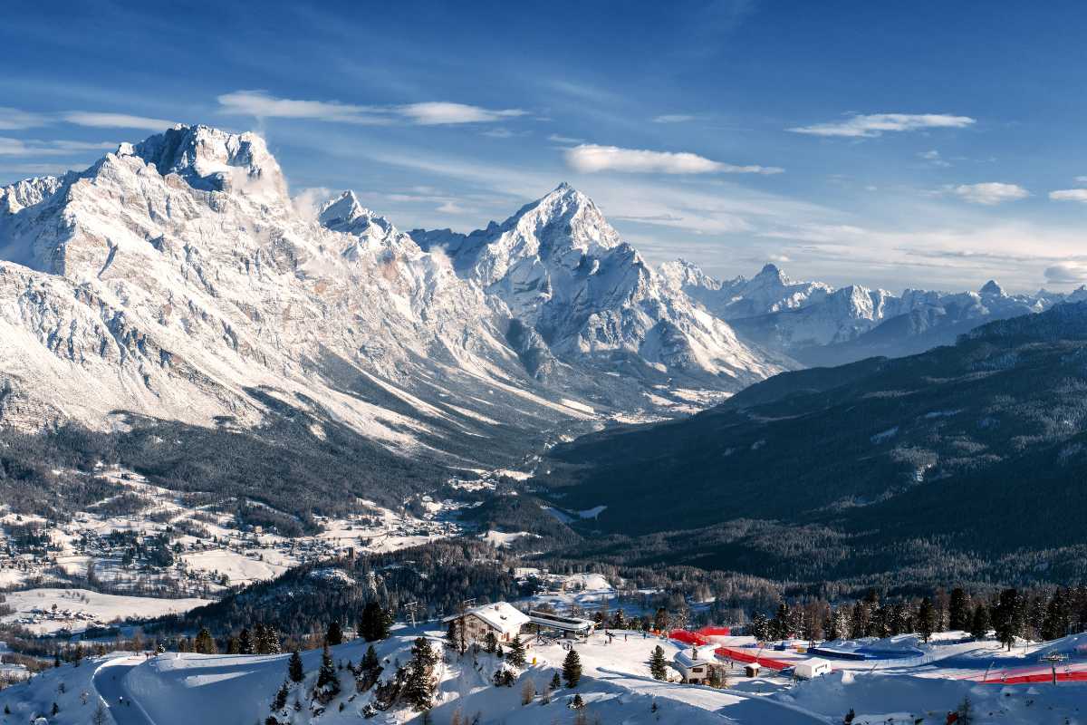 Autobus in partenza per Cortina d'Ampezzo con le Dolomiti sullo sfondo
