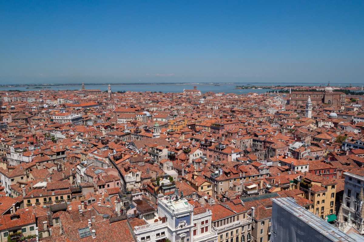 Escursionisti lungo un sentiero panoramico vicino a Venezia
