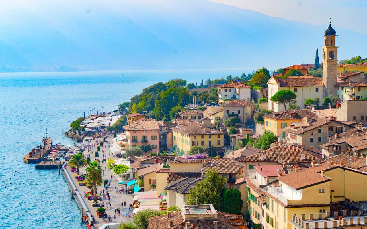 Vista panoramica delle spiagge di Bardolino sul Lago di Garda
