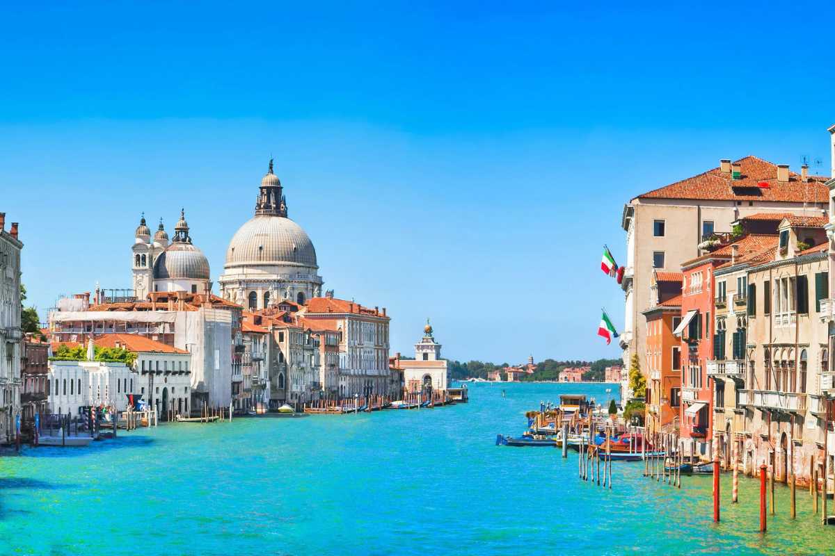 Panorama di Rovigo con bambini che giocano nei parchi