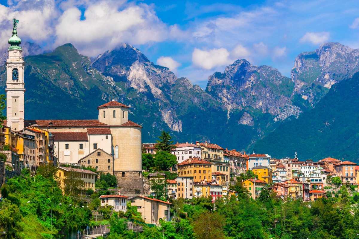 Belluno, vista panoramica della città con le Dolomiti sullo sfondo