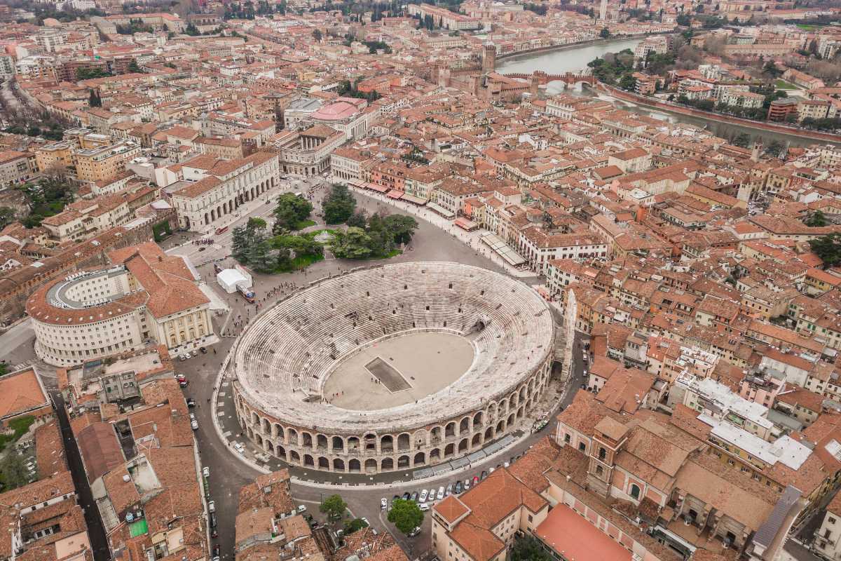 Panorama di Verona con i suoi monumenti storici, inclusi l'Arena e la casa di Giulietta