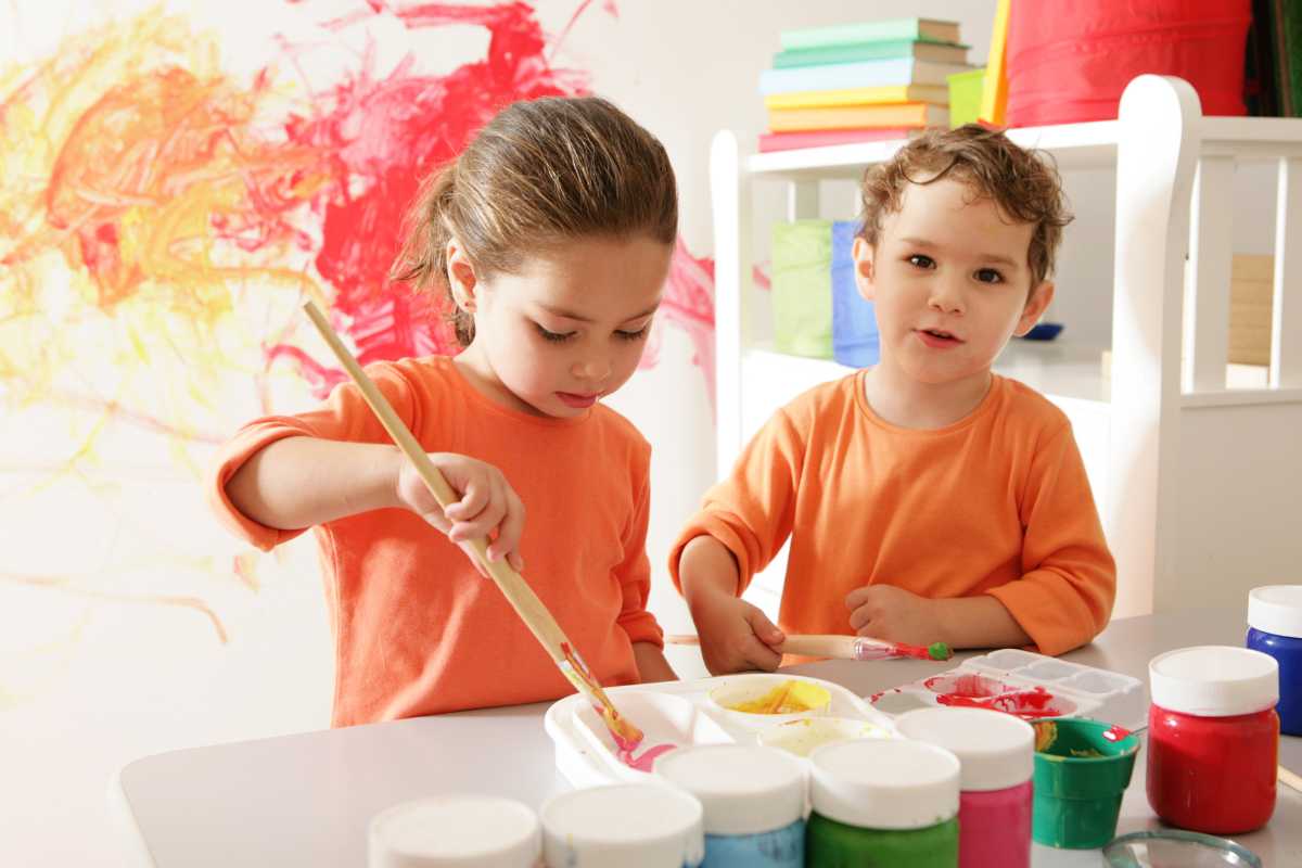 Bambini che partecipano a un laboratorio creativo a Treviso