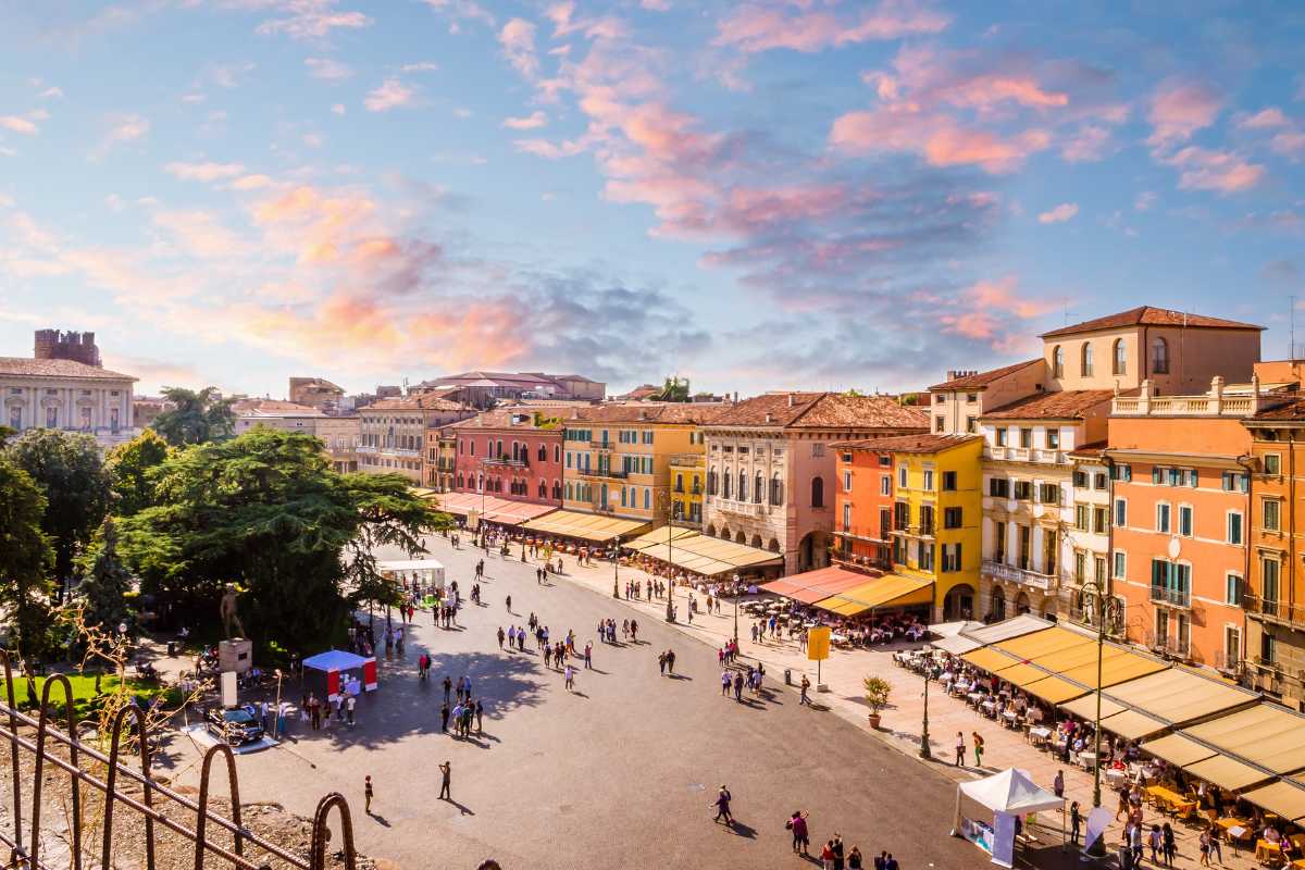 Verona con bambini, famiglie che esplorano la città