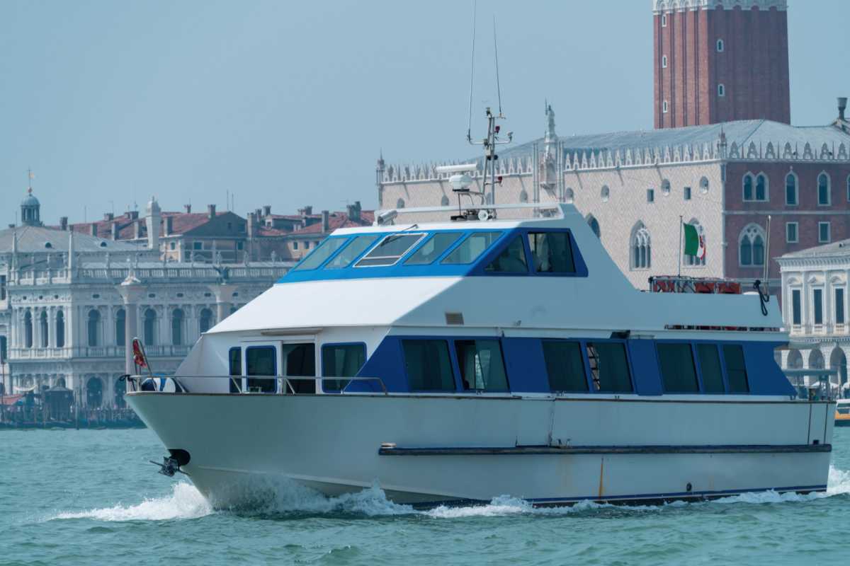 Traghetto in arrivo a Venezia con vista sul porto