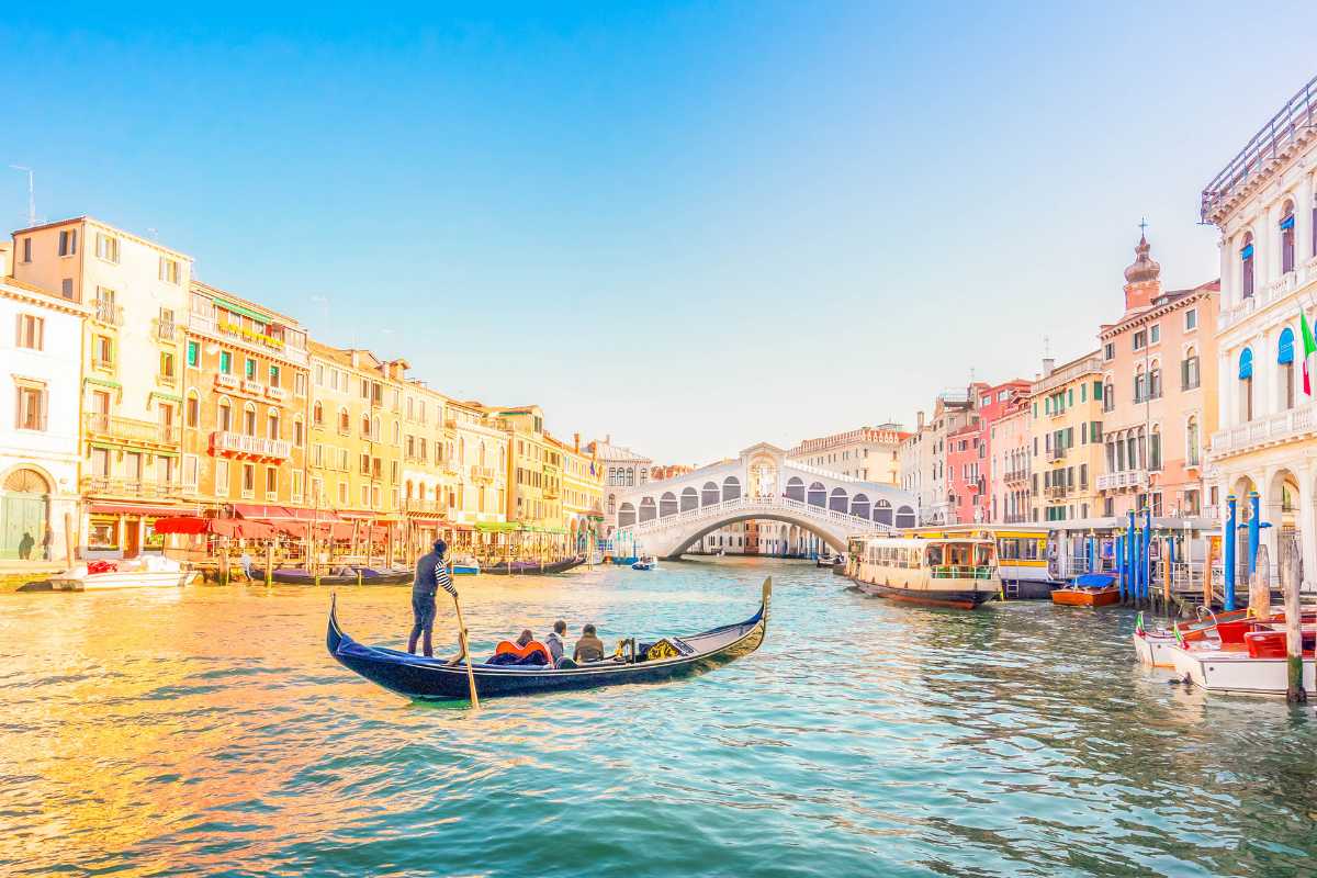 Vista panoramica di Venezia con canali e gondole