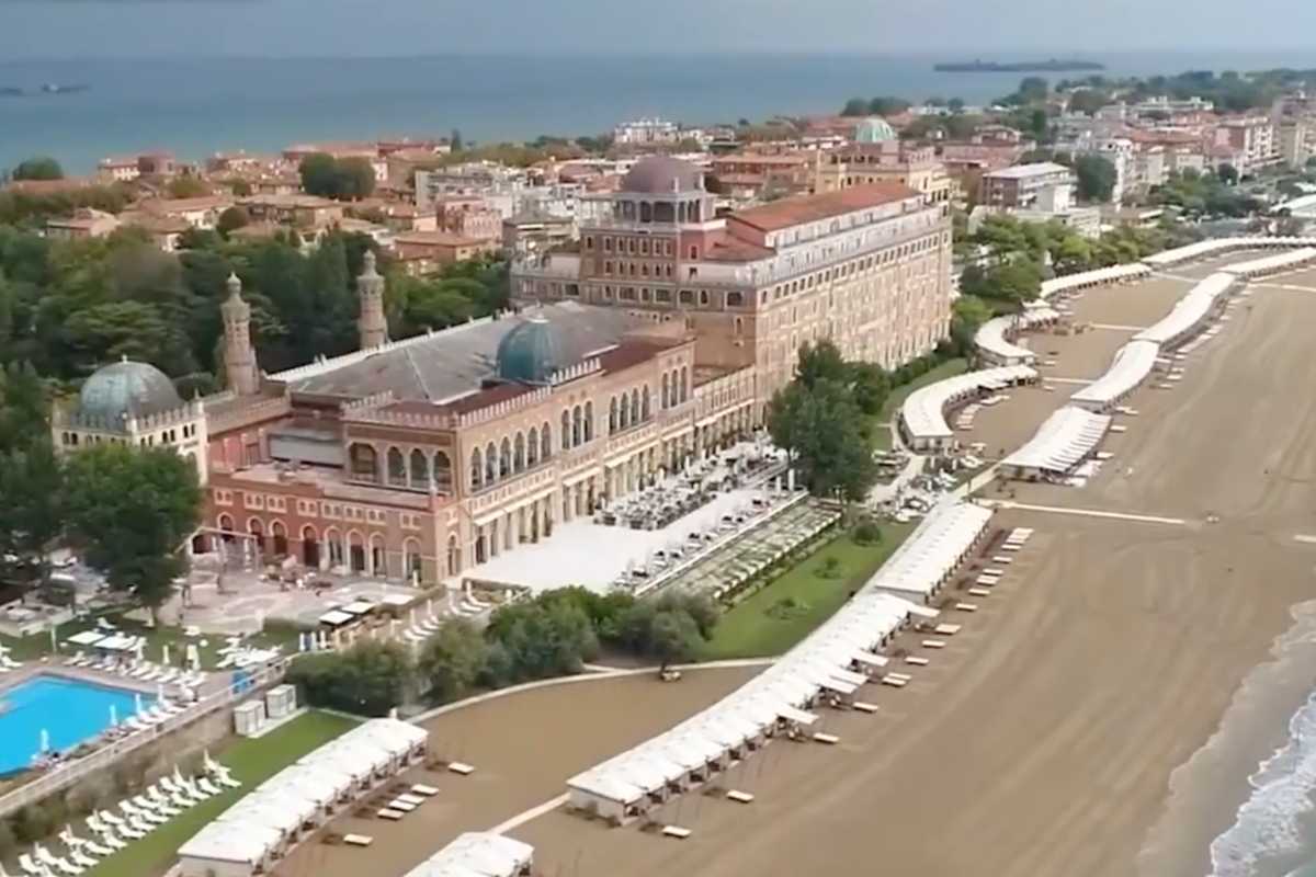 Panorama della Spiaggia di Lido di Venezia con stabilimenti