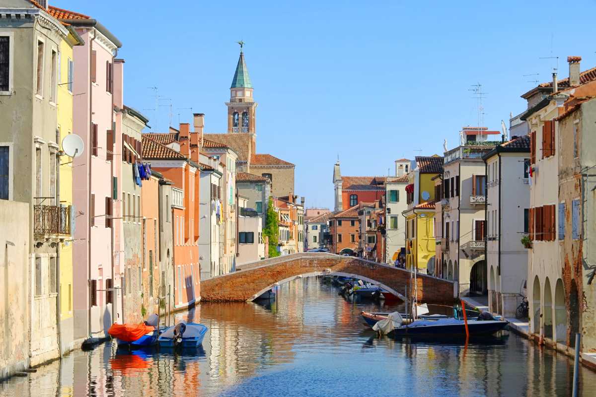 Vista panoramica dei canali di Chioggia con pescherecci e calli colorate