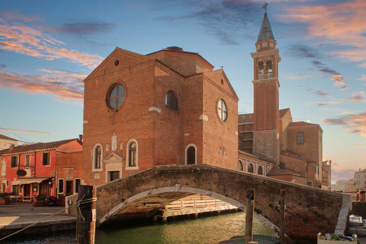 Immagine della Chiesa di San Giacomo con il campanile di Chioggia sullo sfondo