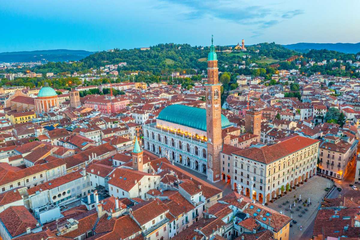 Scorcio di un portico affrescato nel centro di Treviso.