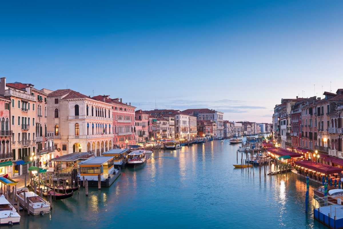 Ponte di Rialto con turisti e canali