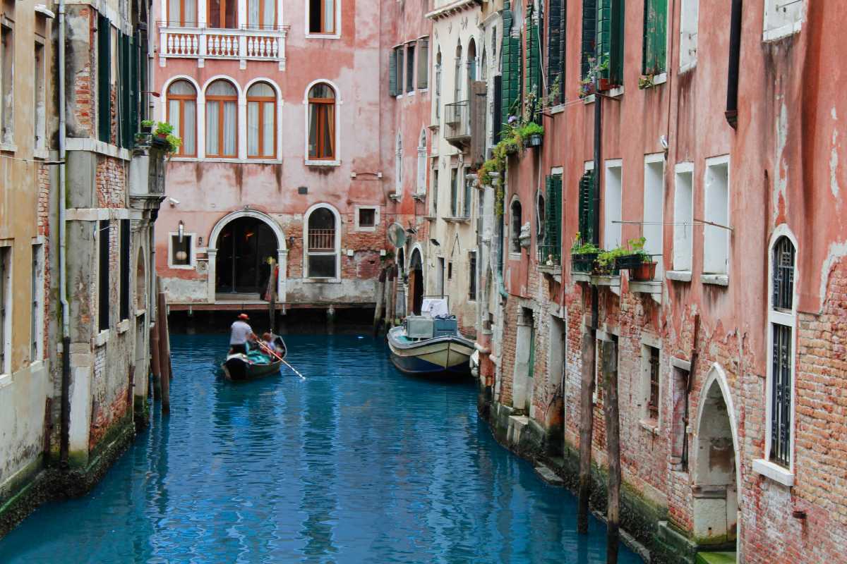Vista panoramica di Venezia con canali e gondole