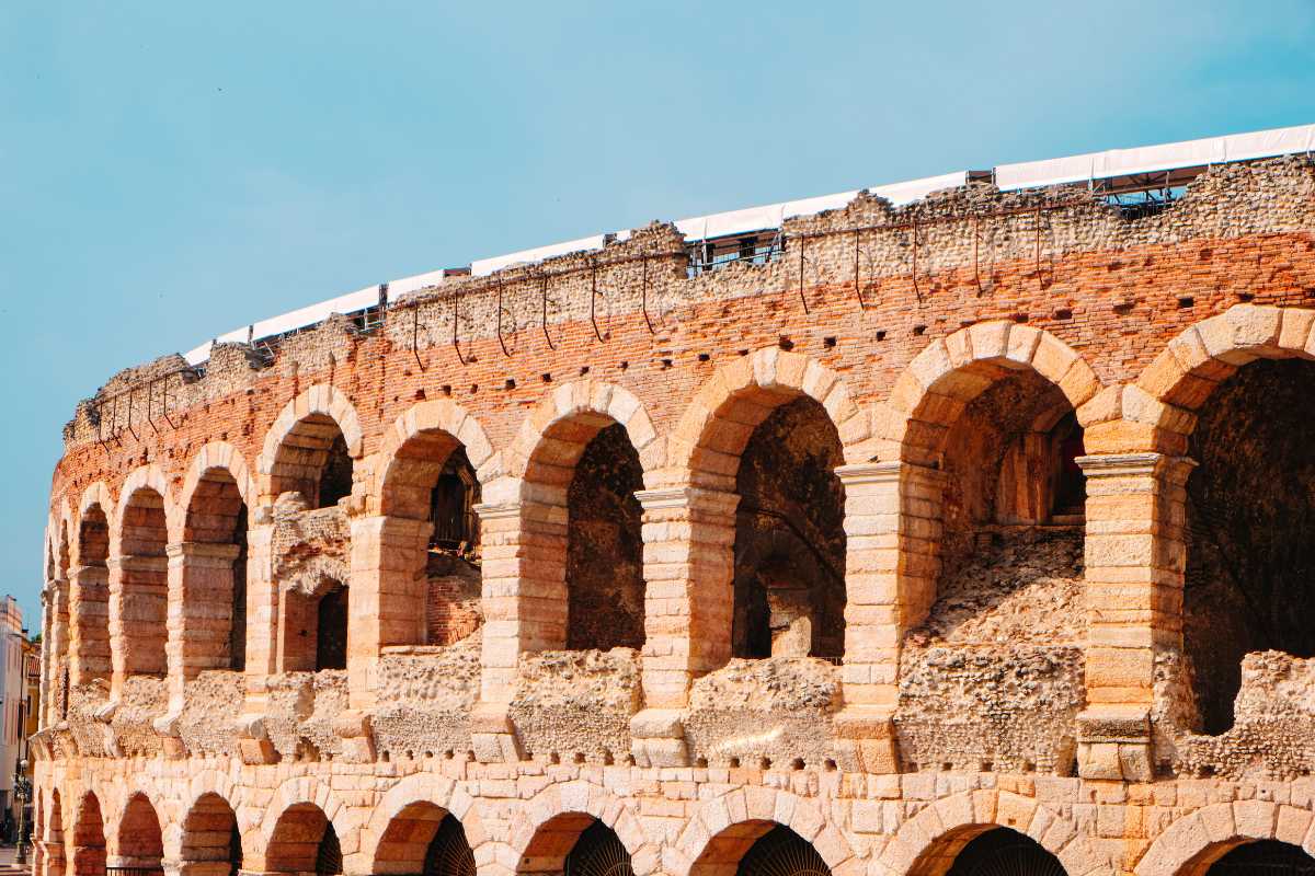 Panorama di Verona con l'Arena e il centro storico, includi dettagli storici